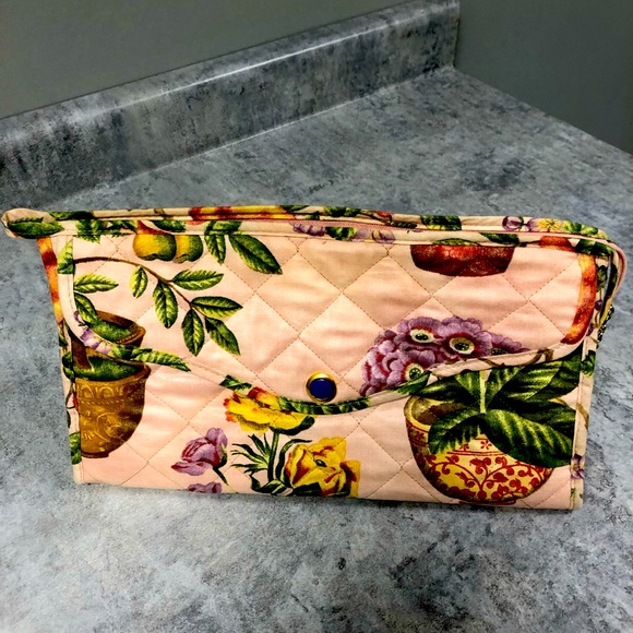 Maggyb Soft lrg PLUS danielle cosmetic travel bag PLUS ocean reef body scrubber - Picture 5 of 13